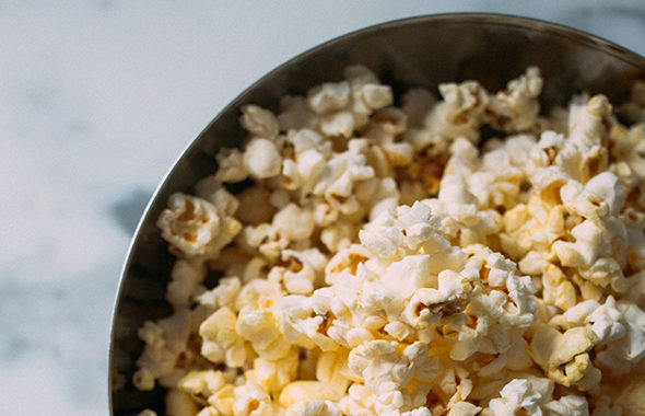 Pop-corn / Photo by Charles Deluvio 🇵🇭🇨🇦 on Unsplash